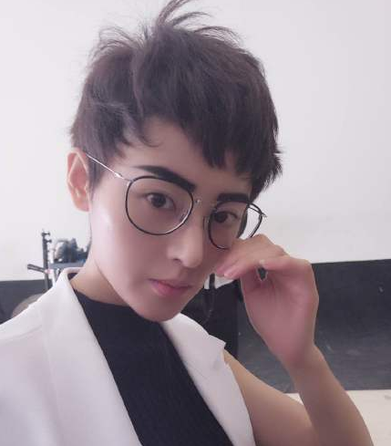 张天爱晒帅气男装照 网友：眉毛是煤笔画的么