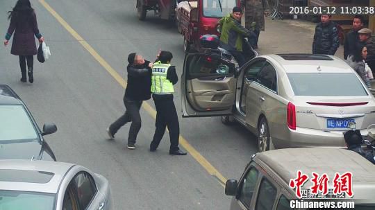 司机违停被查殴打交警:老子就是有钱(图)