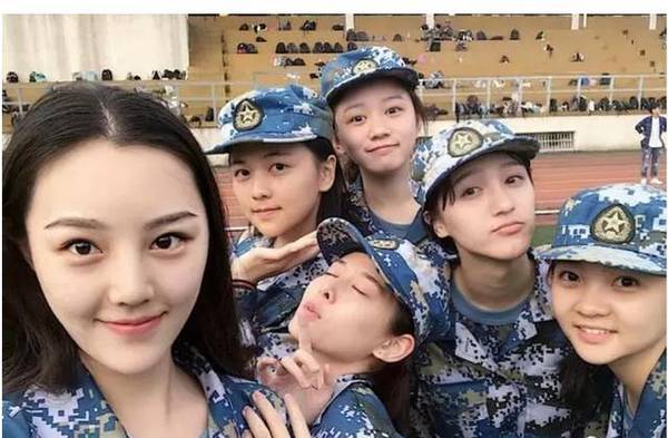 林妙可军训照曝光，另外一个女生却亮了(图)