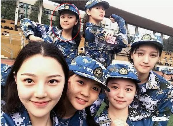 林妙可军训照曝光，另外一个女生却亮了(图)