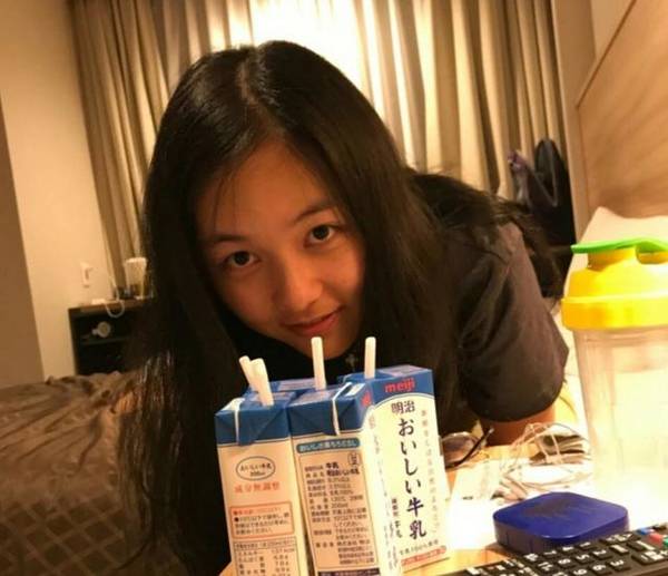 林妙可军训照曝光，另外一个女生却亮了(图)
