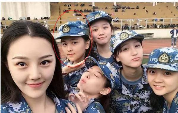 林妙可军训照曝光，另外一个女生却亮了(图)
