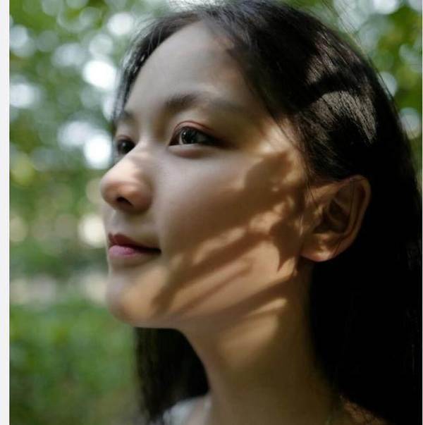 林妙可军训照曝光，另外一个女生却亮了(图)