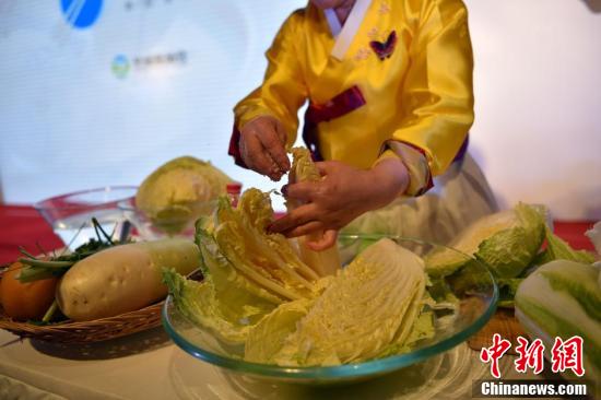 日本“煮饭仙人”与韩国“泡菜女王”同台秀功夫