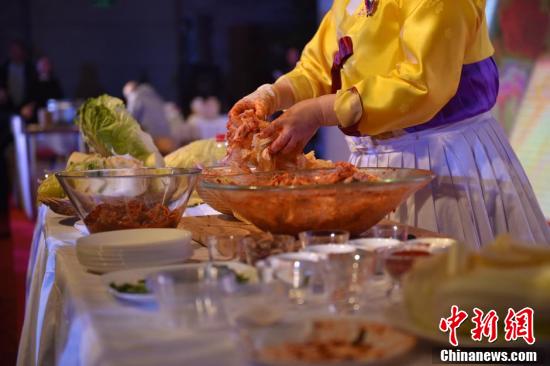 日本“煮饭仙人”与韩国“泡菜女王”同台秀功夫
