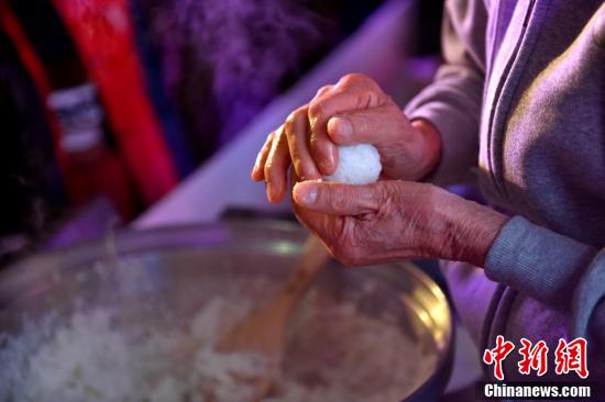 日本“煮饭仙人”与韩国“泡菜女王”同台秀功夫
