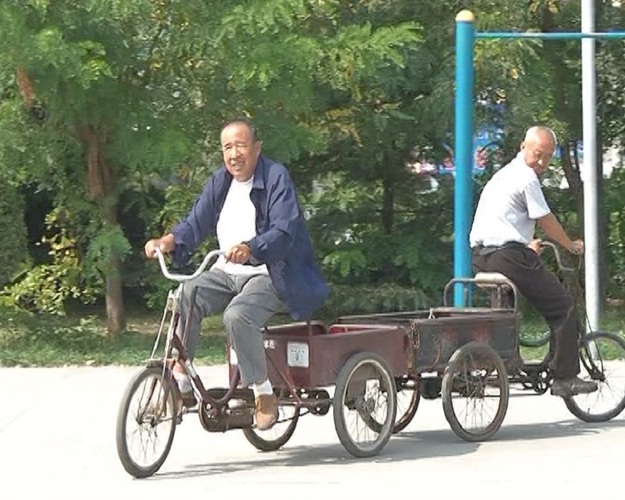 【社会广角（图片+摘要）】山东禹城老汉发明“倒骑三轮”治好小脑萎缩