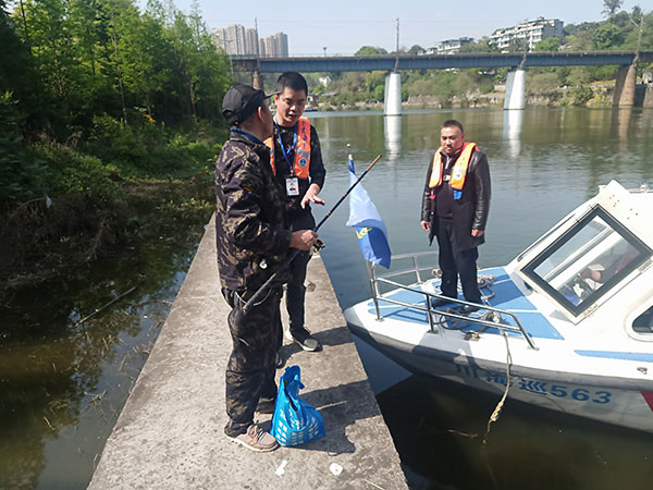 自贡自流井：保护“母亲河”严厉打击非法垂钓_fororder_1执法宣传（摄影-尚永高）