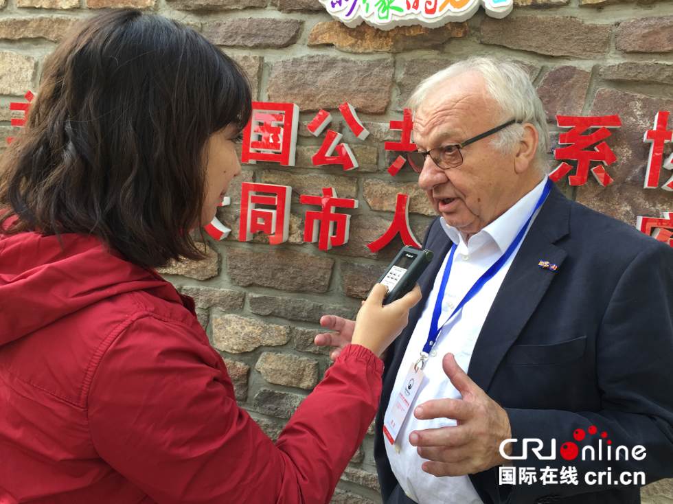 中国欧洲艺术中心基金会主席扬维勒姆 • 施罗弗接受了本台记者的采访_fororder_QQ截图20170925102749 拷贝