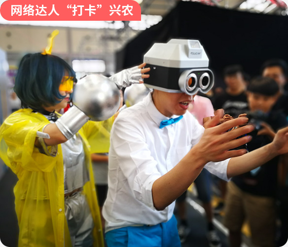 网络达人“打卡”兴农_fororder_11脱贫攻坚专题掌上脱贫网络达人打卡584-500