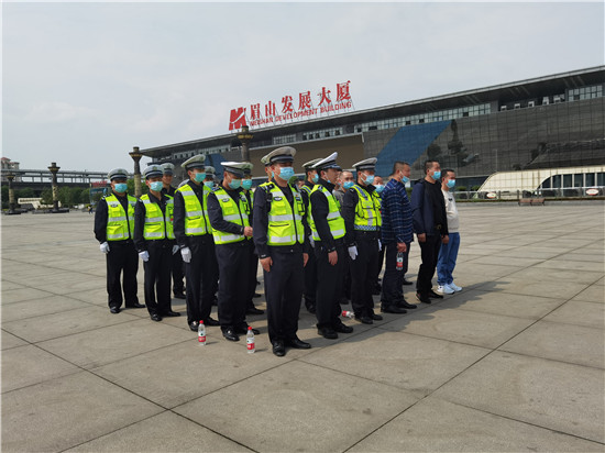 眉山交警与“的哥”互换“岗位” 营造和谐文明交通环境_fororder_交警与出租车司机整装待发 供图 眉山市公安局