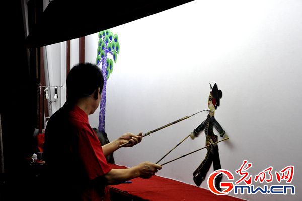 【喜迎十九大·文脉颂中华】短视频丨40年演出15000场 皮影戏老艺人讲述非遗传承五年巨变
