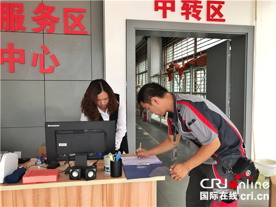 图片默认标题_fororder_3、快递员把村民网购的商品送到中转区，再由村小二送达到各农户手中。_副本_副本
