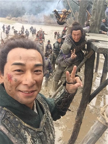 赵文卓《战神戚继光》热拍 上演“泥潭大战”