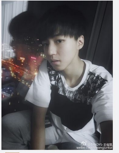 TFBOYS王俊凯穿短袖靠窗边自拍 造型帅气(图)