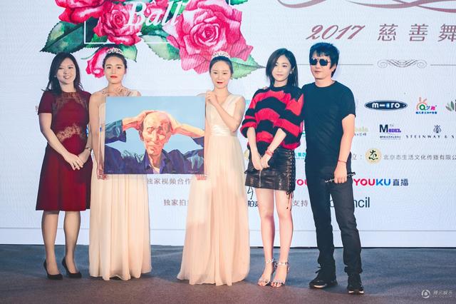 郑钧刘芸亮相嫣然慈善晚宴 王菲高价买郑钧倒立_娱乐_腾讯网