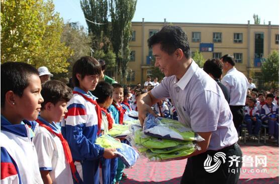 山东援疆扶贫助学捐赠在喀什举行