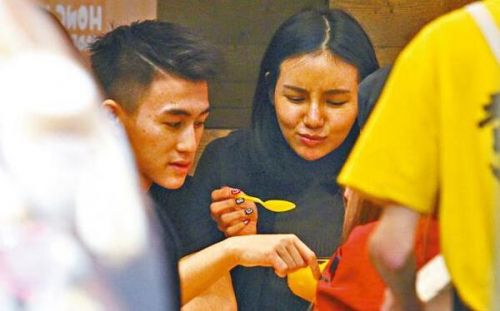 赌王儿子与富二代女友甜蜜逛街 一起吃街头甜品