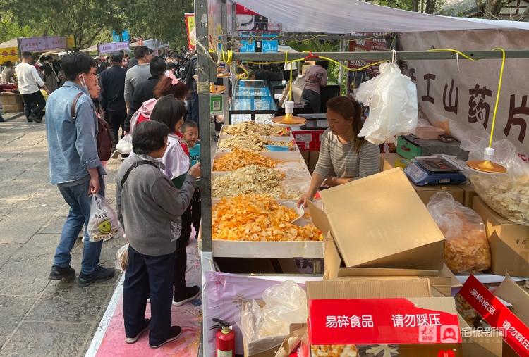 济南千佛山庙会开幕，爬山赏花吃美食一样也不耽误