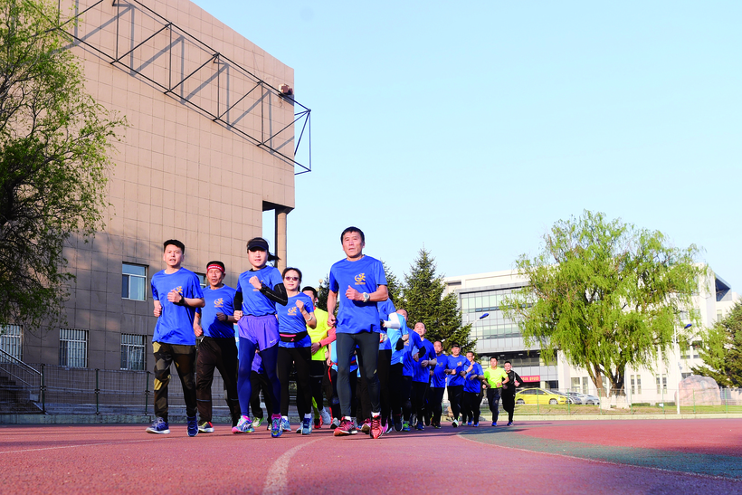 跑友备战“长马” 早起“练兵”不轻松