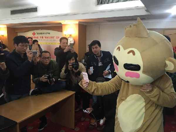 广西得主穿"猴装"领走2.64亿元大奖(图)