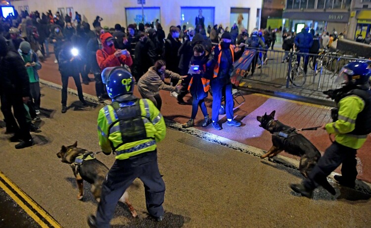 欧洲头条丨新警察法揭开英国民众的世纪伤痛