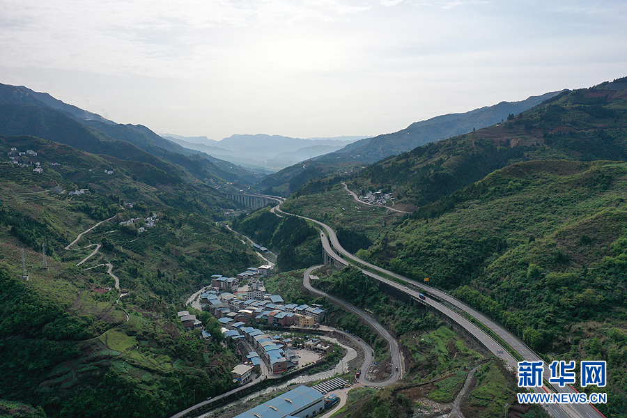 沿着高速看中国|瞰三峡库区绿水青山气象新