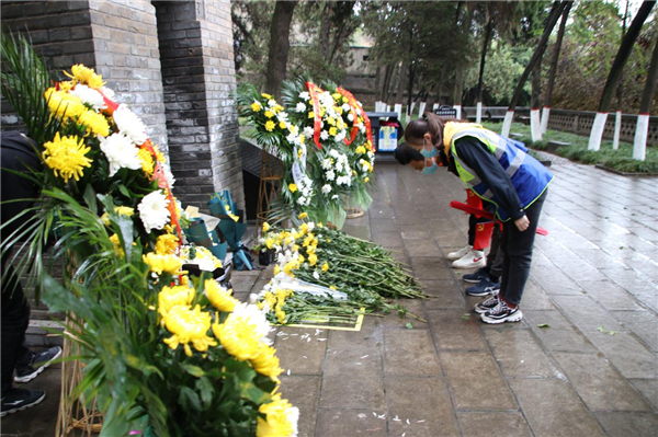 中建青年缅怀革命先烈 传承红色精神_fororder_图片3