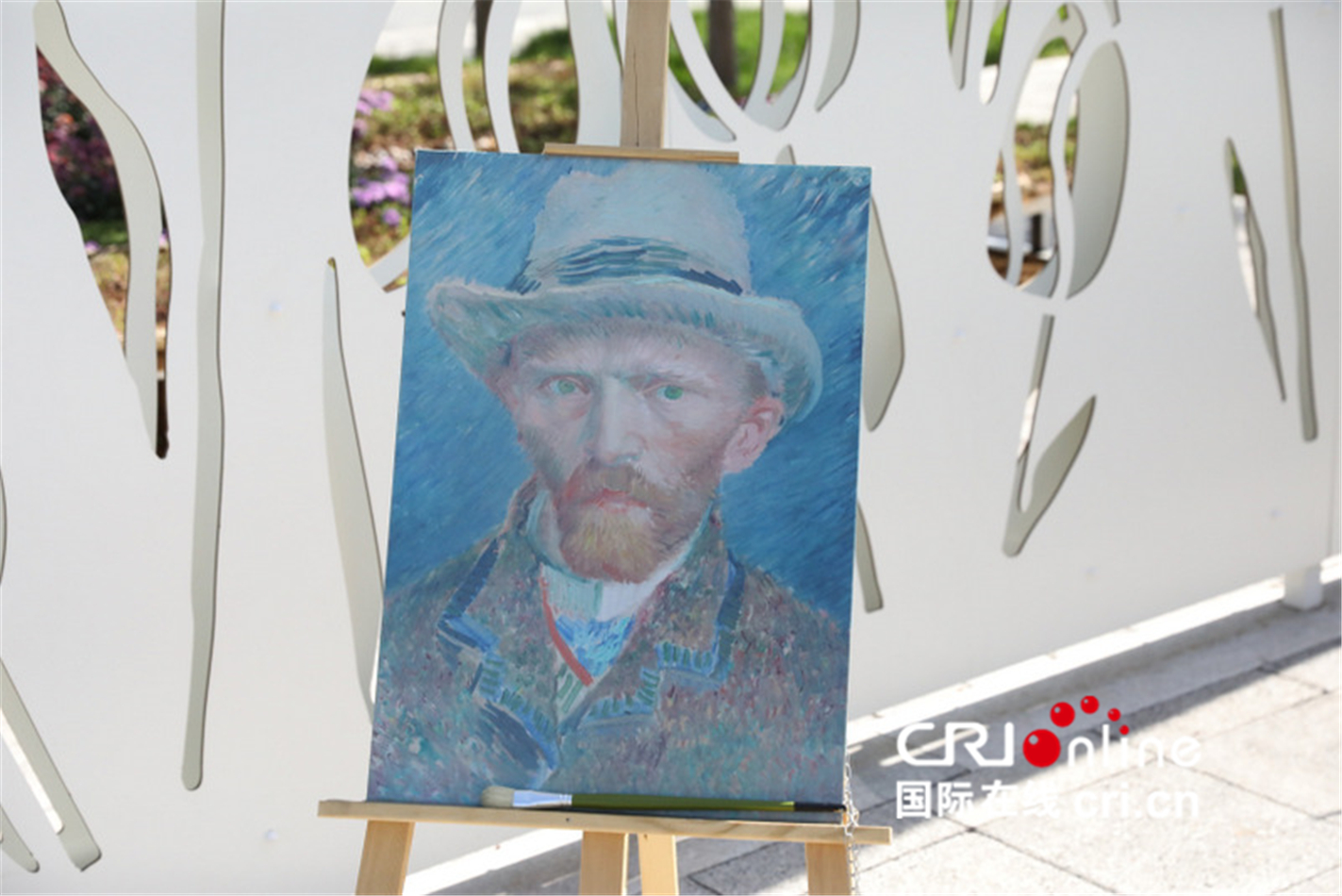 图片默认标题_fororder_荷兰园展示梵高画像 （刘建峰 摄）