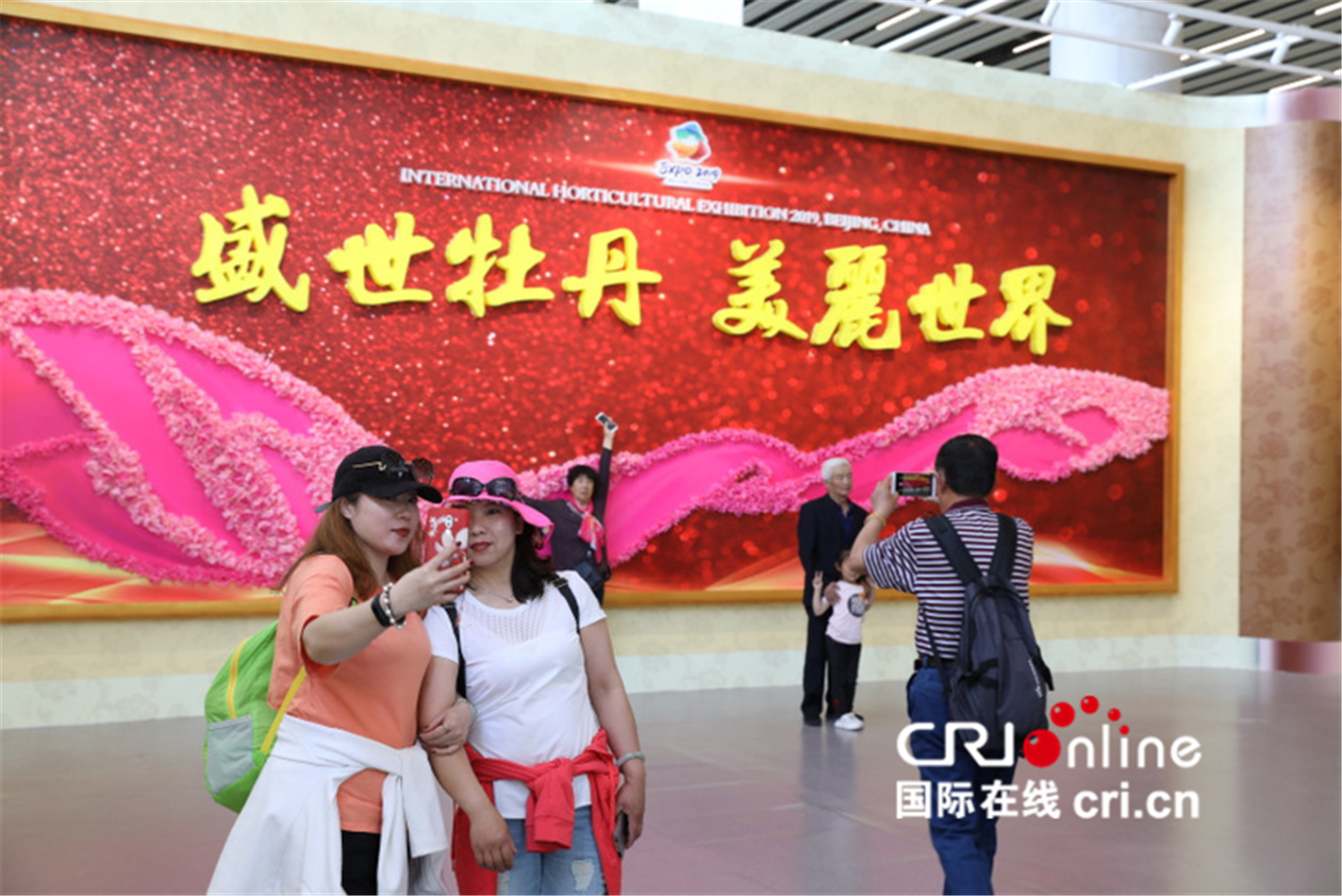 图片默认标题_fororder_国际馆国际竞赛展区吸引游客拍照留念（刘建峰 摄）