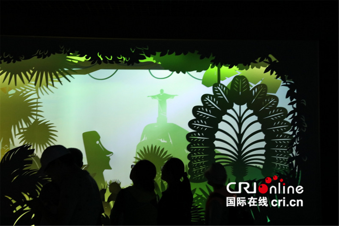 图片默认标题_fororder_世园会国际馆内的全息投影展示 （刘建峰 摄）