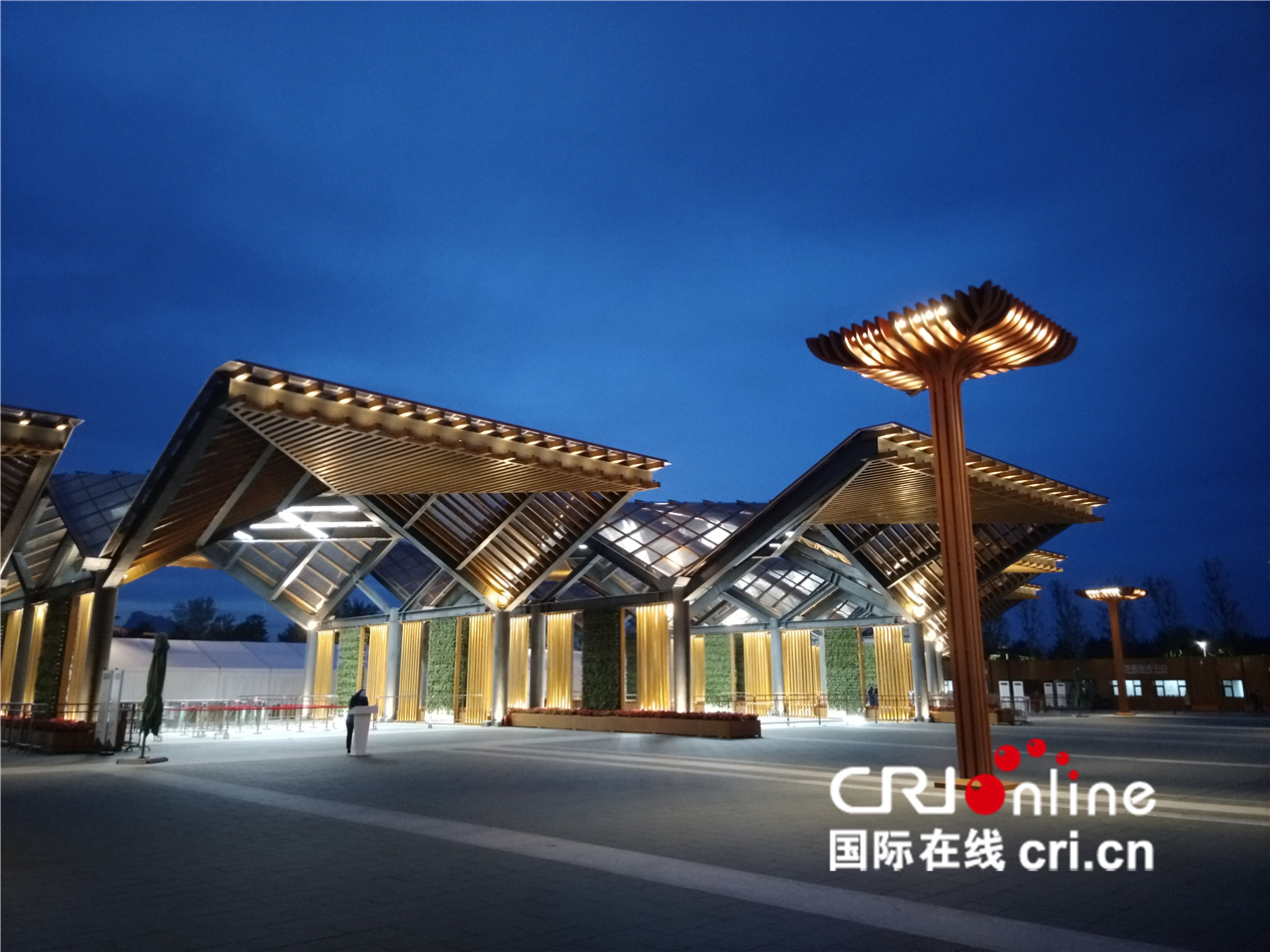 图片默认标题_fororder_世园会1号门夜景迷人 （刘建峰 摄）