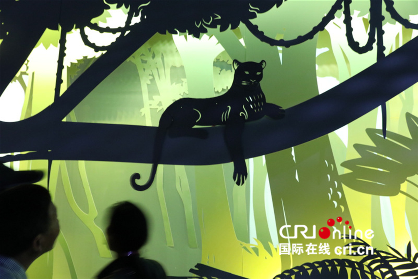 图片默认标题_fororder_世园会国际馆内的全息投影多媒体展示 （刘建峰 摄）