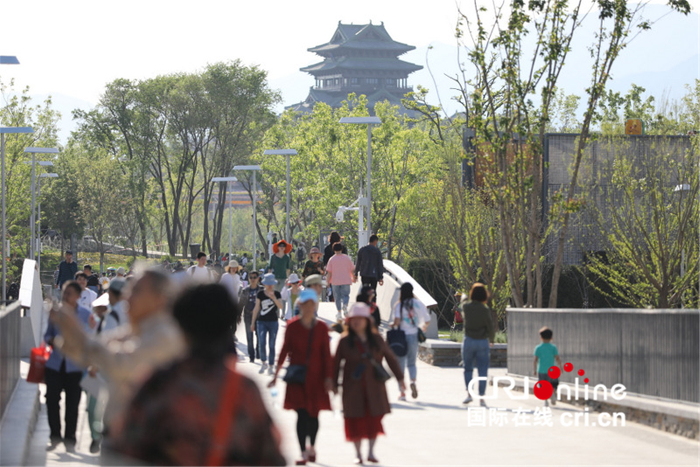 图片默认标题_fororder_世园会内游人如织 （刘建峰 摄）
