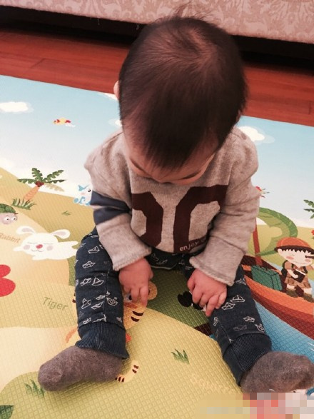 朱亚文晒女儿生活照：她腰板儿硬了！