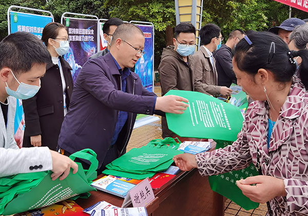 宜宾筠连县开展“4·15”全民国家安全教育日宣传活动_fororder_谢艳兵发放宣传资料-供图-筠连县委宣传部2