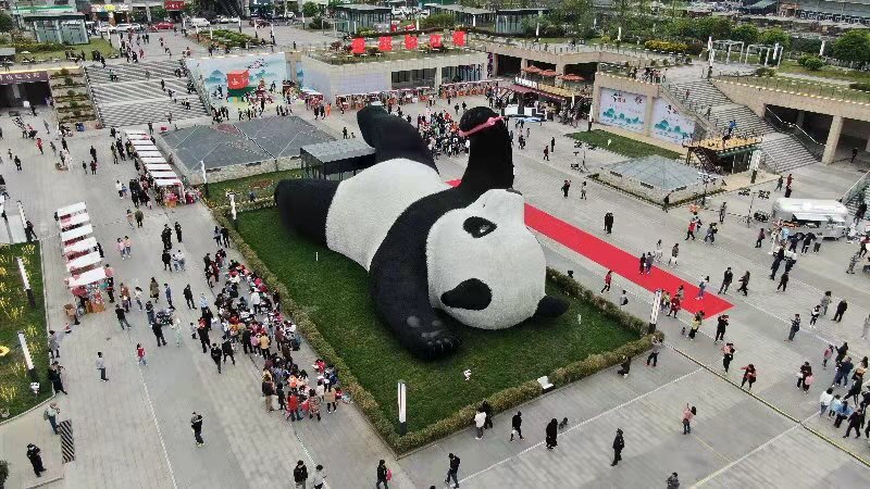 （转载）130吨重！“自拍大熊猫”雕塑正式亮相都江堰