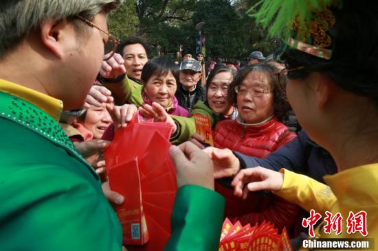 上海人民公园相亲角家长争抢新年红包