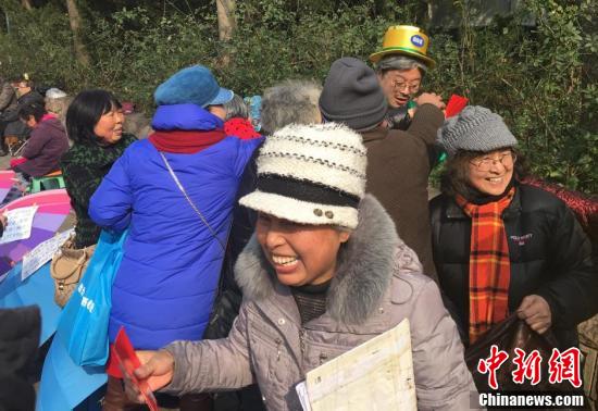 上海人民公园相亲角家长争抢新年红包