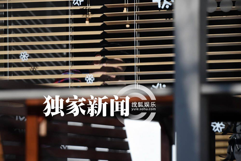 独家：文艺！尼格买提午后咖啡厅看书做按摩