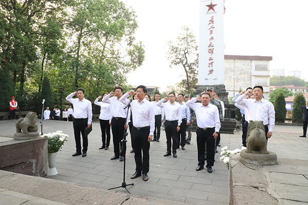 宜宾长宁：充分利用地方红色资源开展党史学习教育_fororder_重温入党誓词
