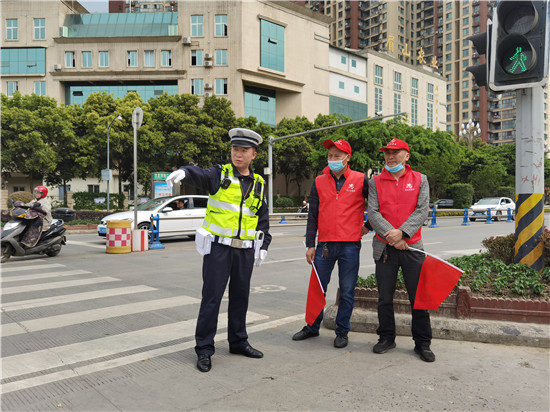眉山交警与“的哥”互换“岗位” 营造和谐文明交通环境_fororder_出租车司机正在当体验当“交警” 供图 眉山市公安局