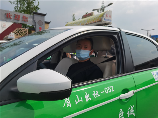 眉山交警与“的哥”互换“岗位” 营造和谐文明交通环境_fororder_交警体验当出租车司机 供图 眉山市公安局