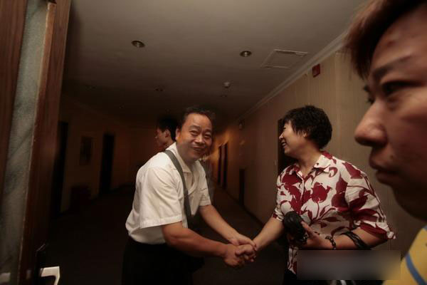 卧底偷拍传销窝点讲课 场面癫狂如精神病院(组图)
