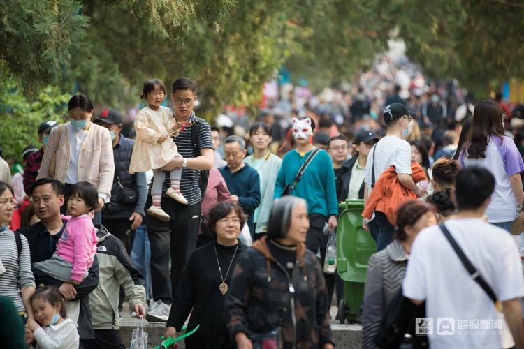 济南千佛山庙会开幕，爬山赏花吃美食一样也不耽误