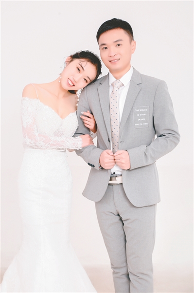 为参加“钻石之恋”集体婚礼 他们把婚期推迟了一年