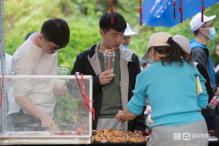 济南千佛山庙会开幕，爬山赏花吃美食一样也不耽误