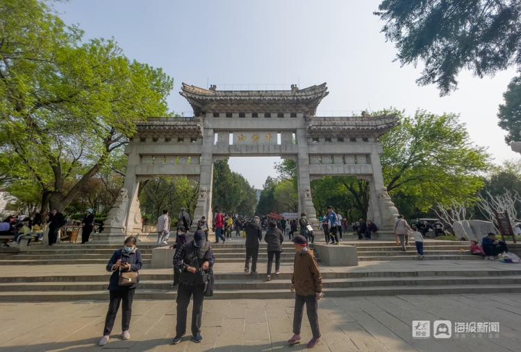 济南千佛山庙会开幕，爬山赏花吃美食一样也不耽误