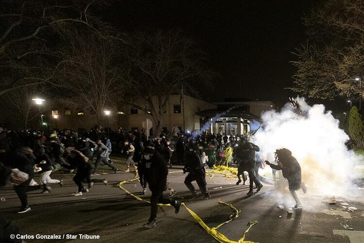 美国又一起！明尼苏达州20岁黑人男子被警察当街击毙，抗议活动爆发