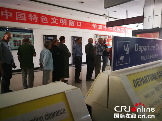 图片默认标题_fororder_欧洲的旅行团排队通关去往吉尔吉斯斯坦_副本_副本